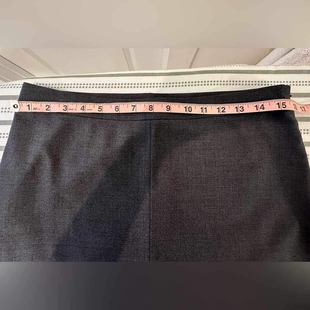 Theory brand. The most fabulous, flattering and versatile pencil skirt. Size 6. - Picture 5 of 8